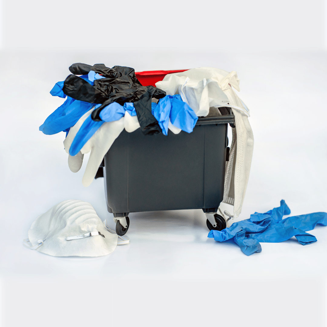 siyah çöp kutusu içinde kullanılmış tek kullanımlık mavi eldiven siyah eldiven beyaz maske